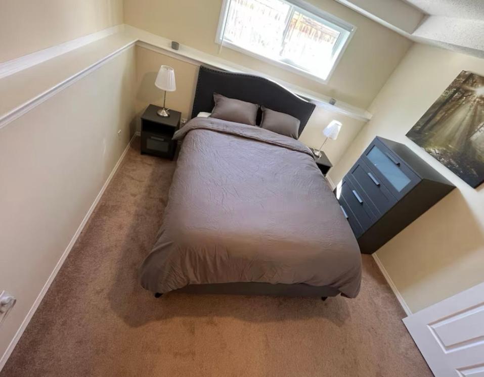 Cozy Basement Near Riverpathways Guest house *